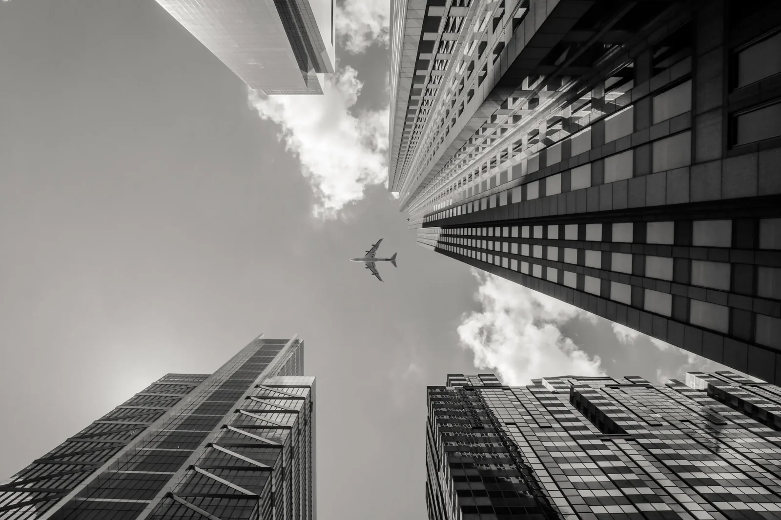 Edifícios comerciais vistos de baixo