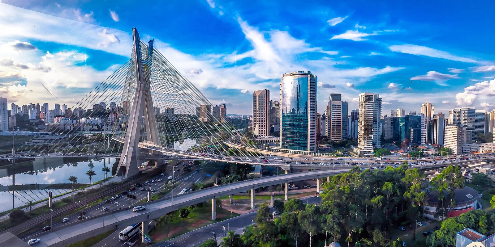 Ponte Estaiada e CENU, na região da Avenida das Nações Unidas, São Paulo